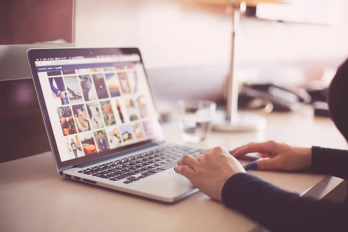 Fonctionnement d'un site web dynamique sur ordinateur